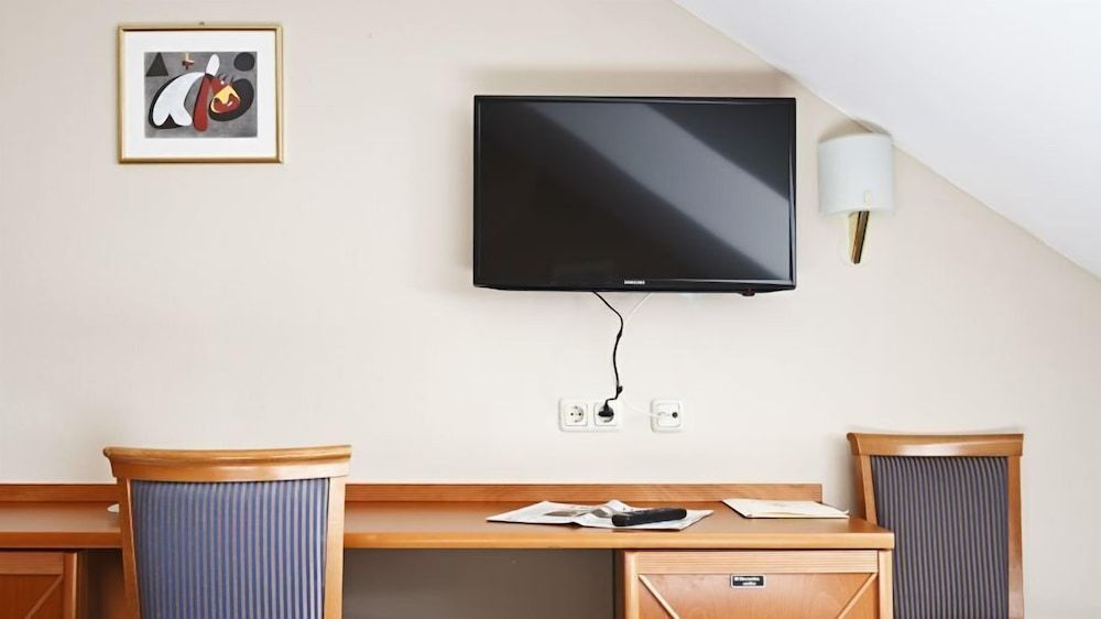 Hotel Blutenburg Standard Double Room, Garden Area 11