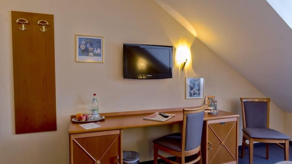 Hotel Blutenburg Standard Double Room, Garden Area 12