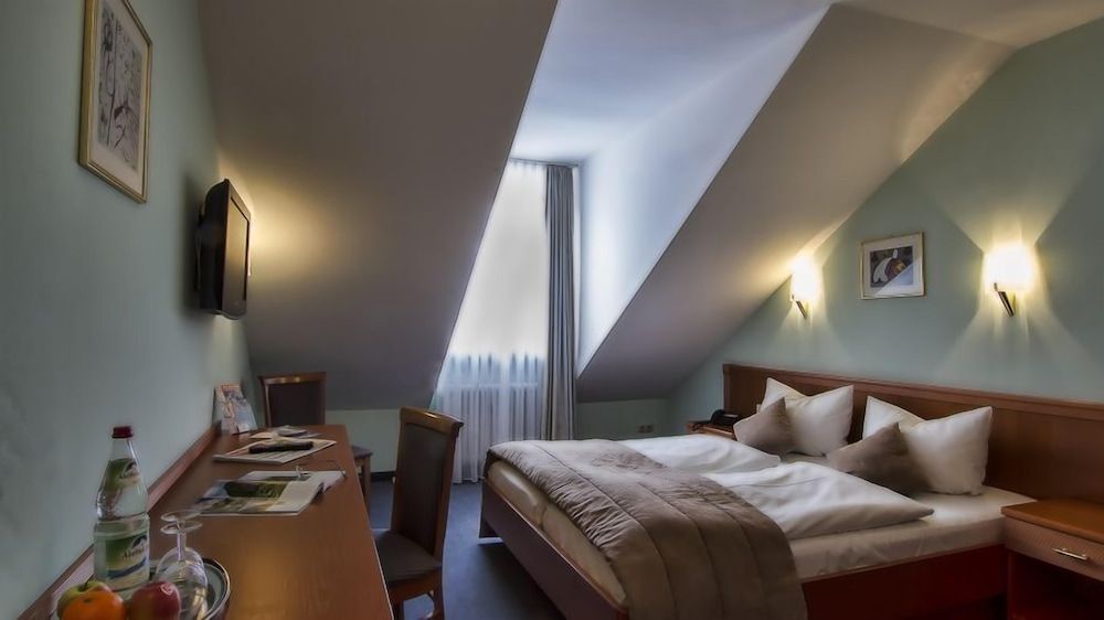 Hotel Blutenburg Standard Double Room, Garden Area 5