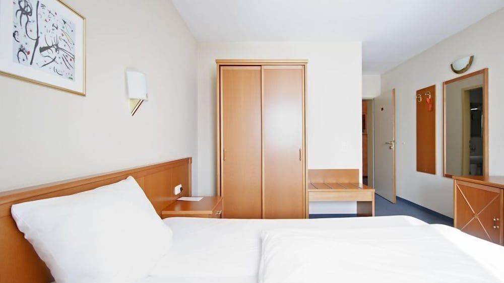 Hotel Blutenburg Standard Double Room, Garden Area 6