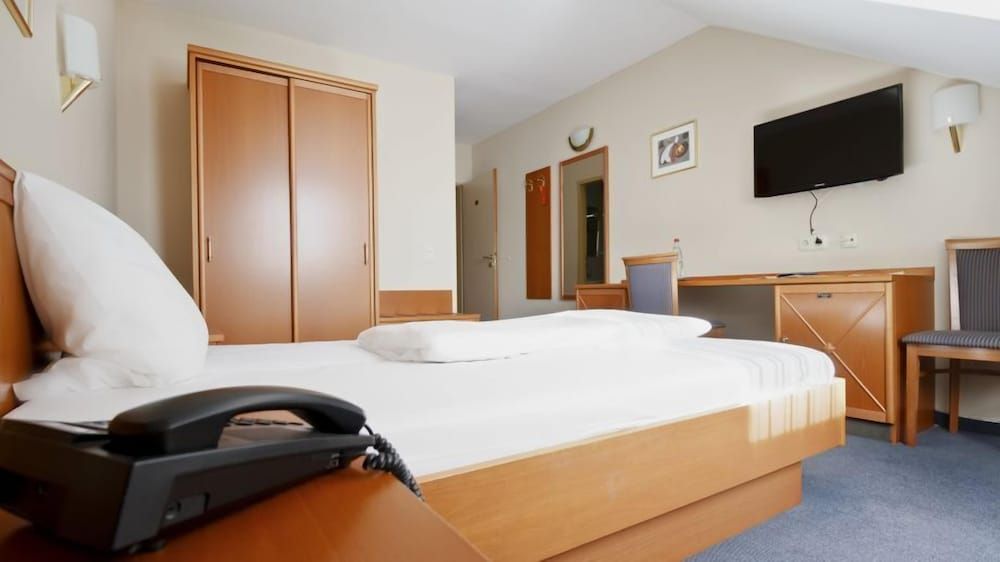 Hotel Blutenburg Standard Double Room, Garden Area 7