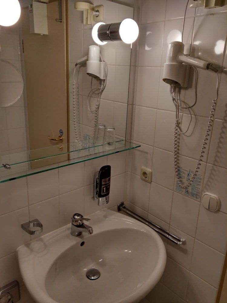 Hotel Blutenburg Standard Double Room, Garden Area 10