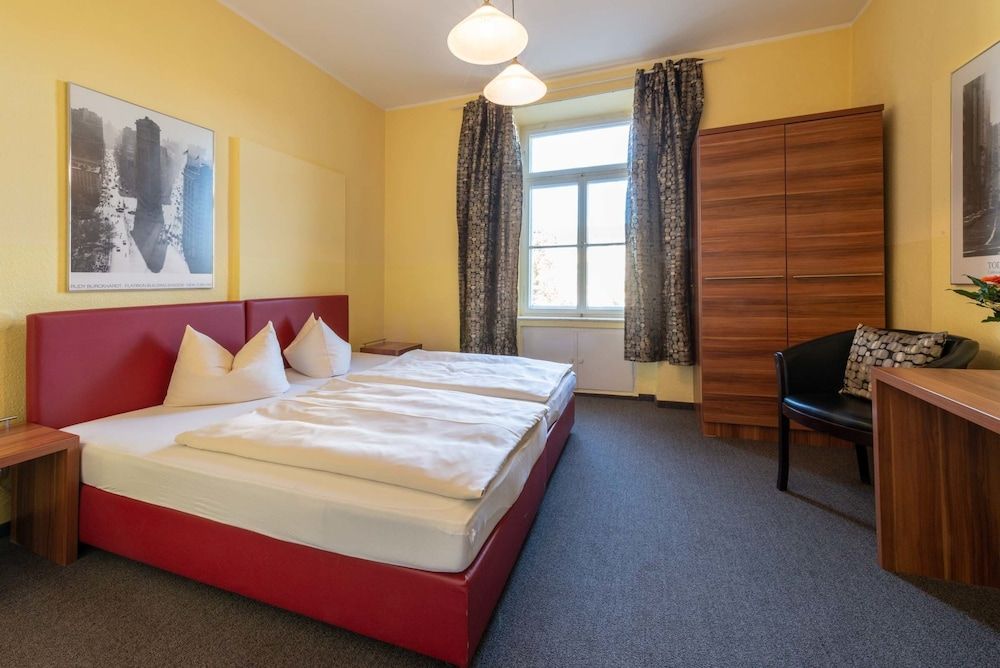 undefined Hotel-Pension am Siegestor 9