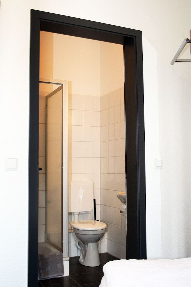 Hotel Klenkes am Bahnhof Basic Single Room, Private Bathroom 2
