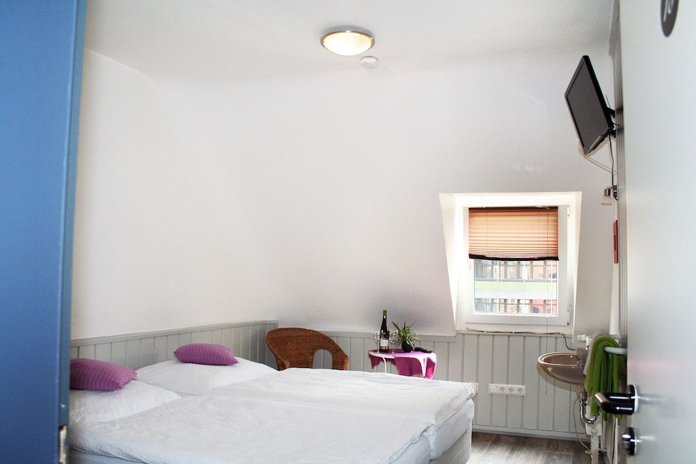 Hotel Klenkes am Bahnhof Basic Twin Room, Shared Bathroom 4