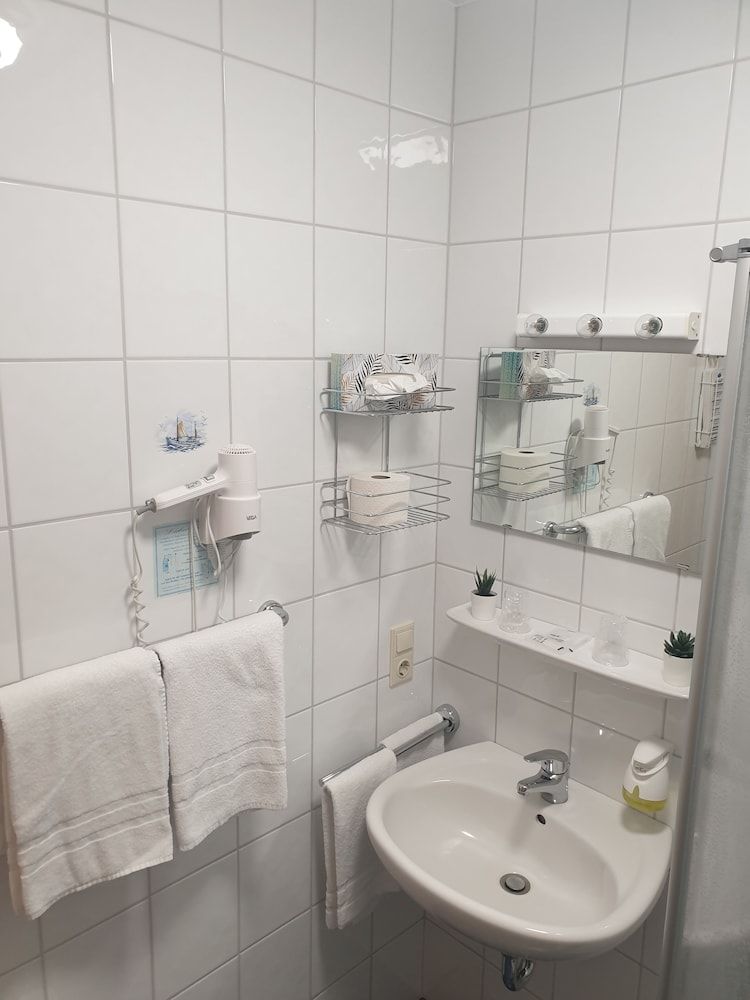 Blischkes Hotel Classic Double Room 9