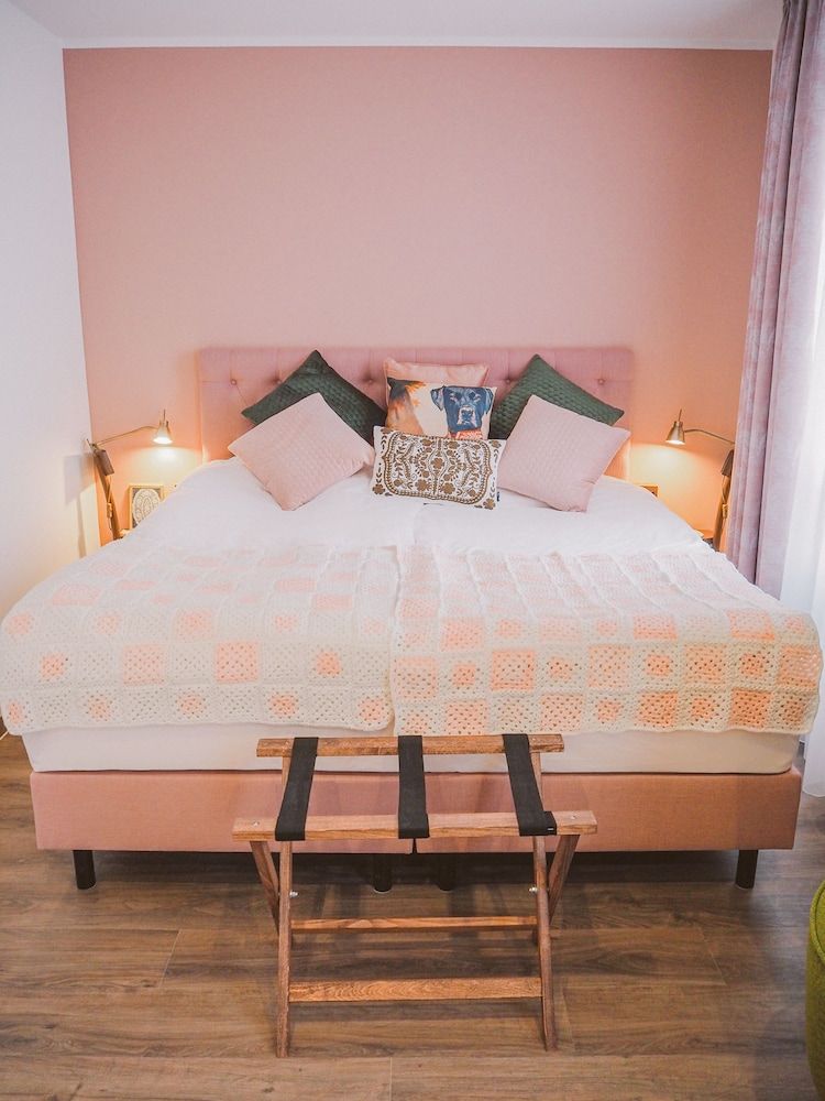 Room (ALMA's Zweier Zimmer)