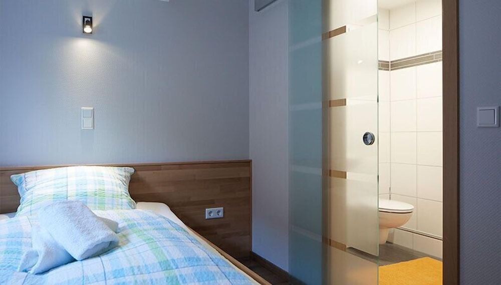 Single Room - Bed size varies between 120cm und 140cm width