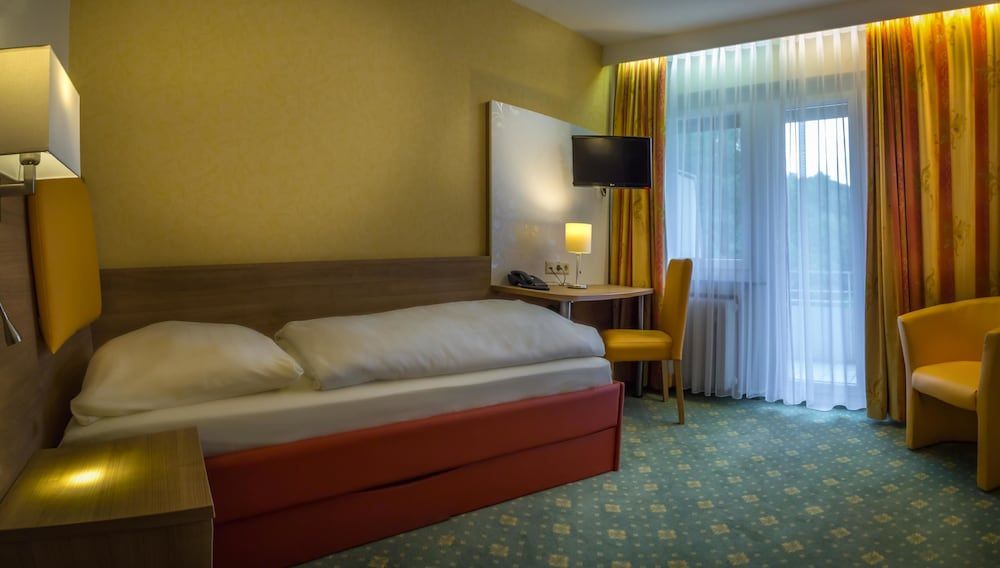 Comfort Single Room with extendable 90-140 cm bed on room wall