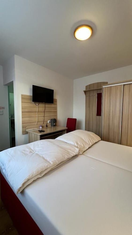 Hotel Gifhorn INN Basic Twin Room, 2 Twin Beds 5