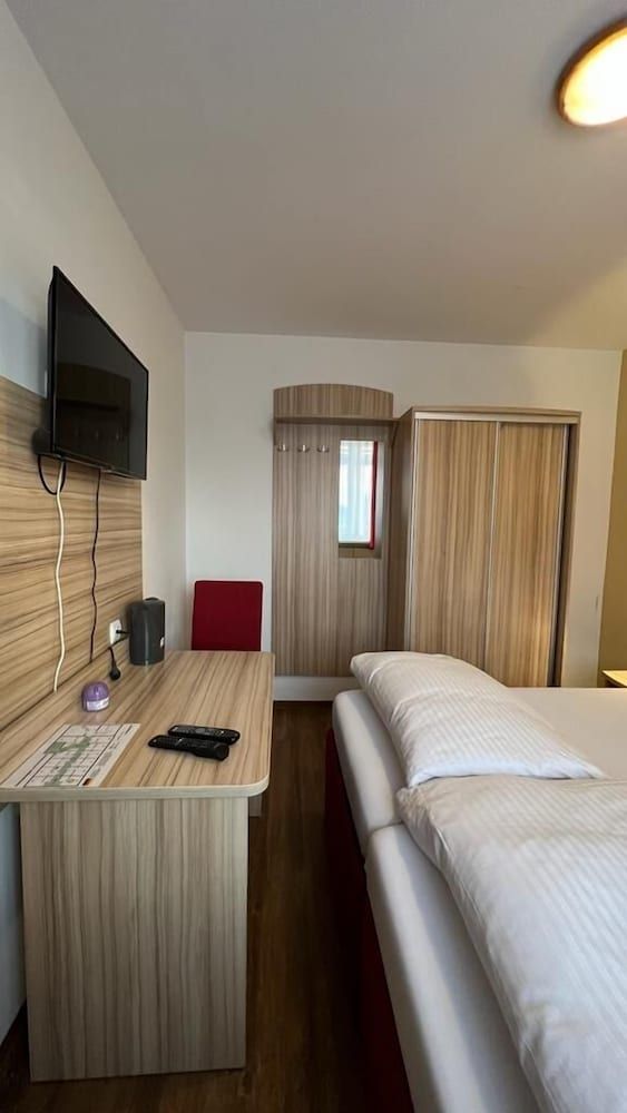 Hotel Gifhorn INN Basic Twin Room, 2 Twin Beds 13