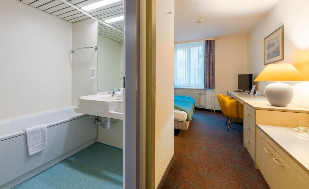 Hessenland Hotel by Stay Awesome Deluxe Double Room 10