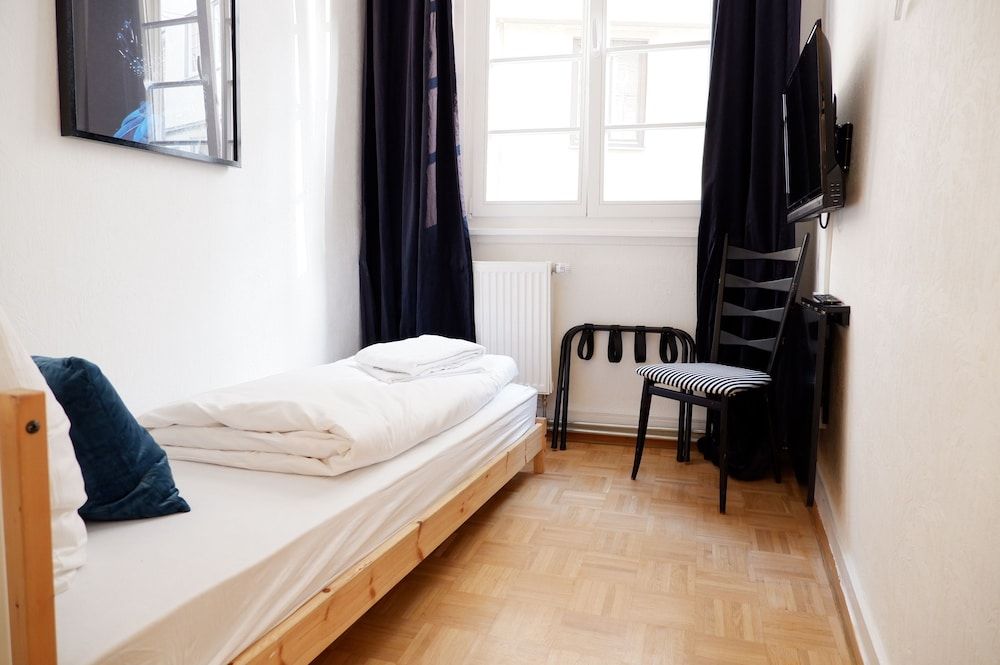 Single Room, Shared Bathroom (Zimmer 8)