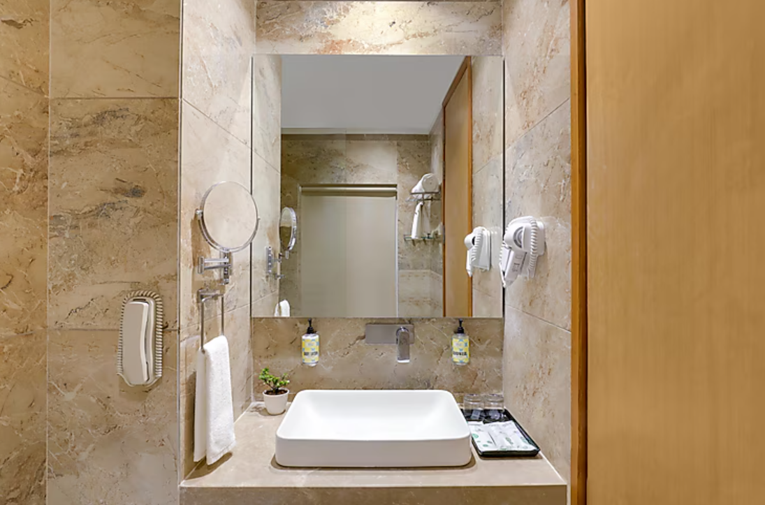 Lemon Tree Hotel Agra Deluxe King 5