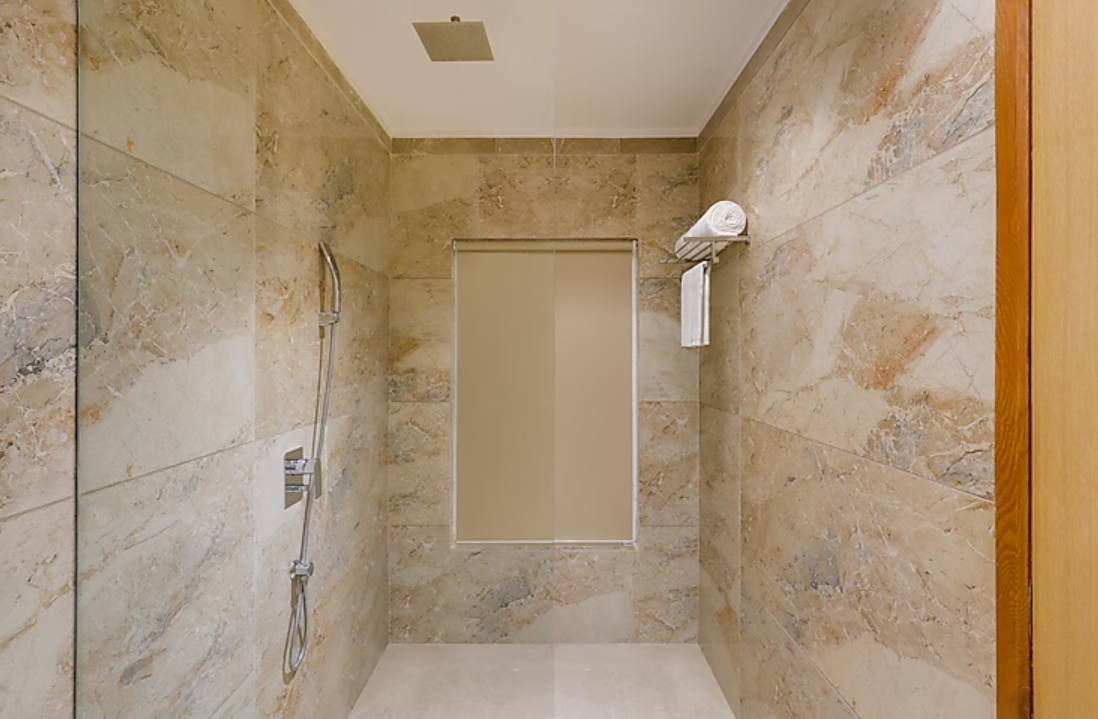 Lemon Tree Hotel Agra Deluxe King 4