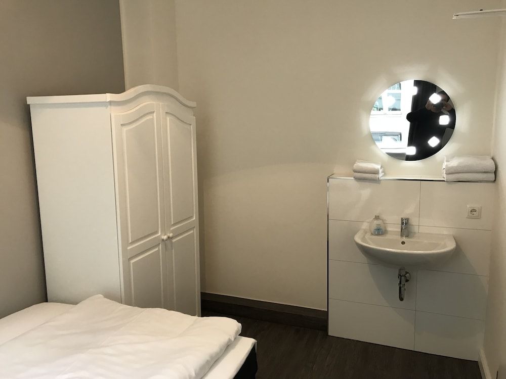 Hotel Fame am Hauptbahnhof Single Room, Shared Bathroom 4