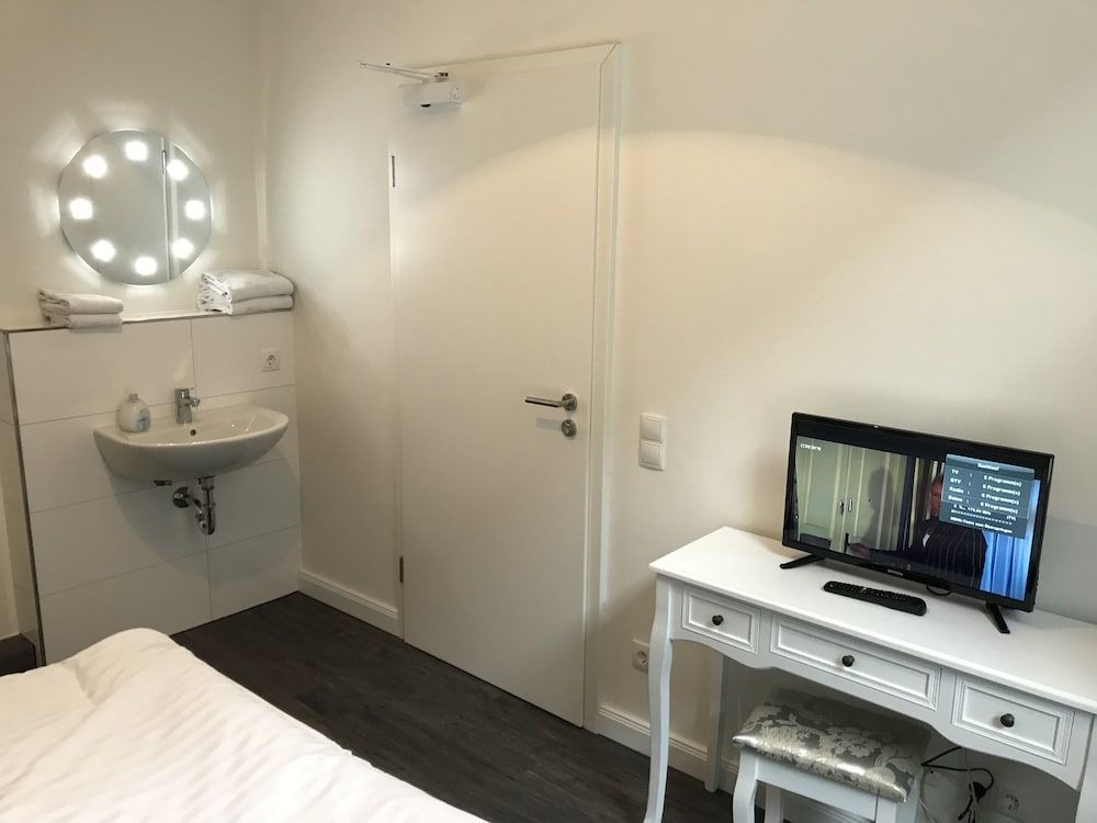 Hotel Fame am Hauptbahnhof Single Room, Shared Bathroom 3
