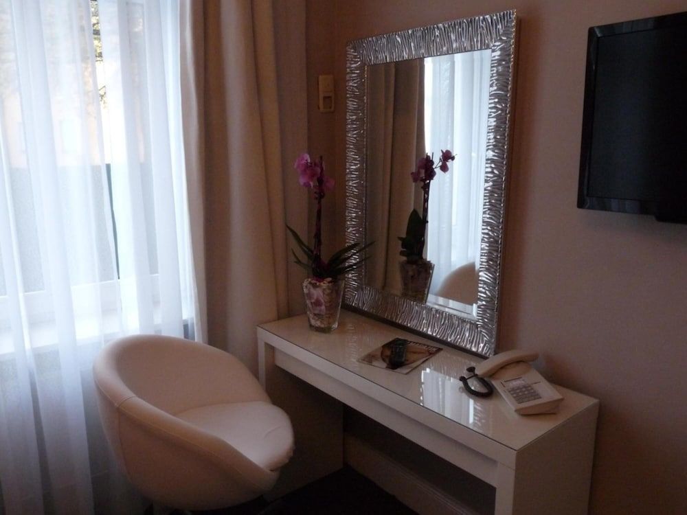 Hotel Commodore Classic Double Room 6