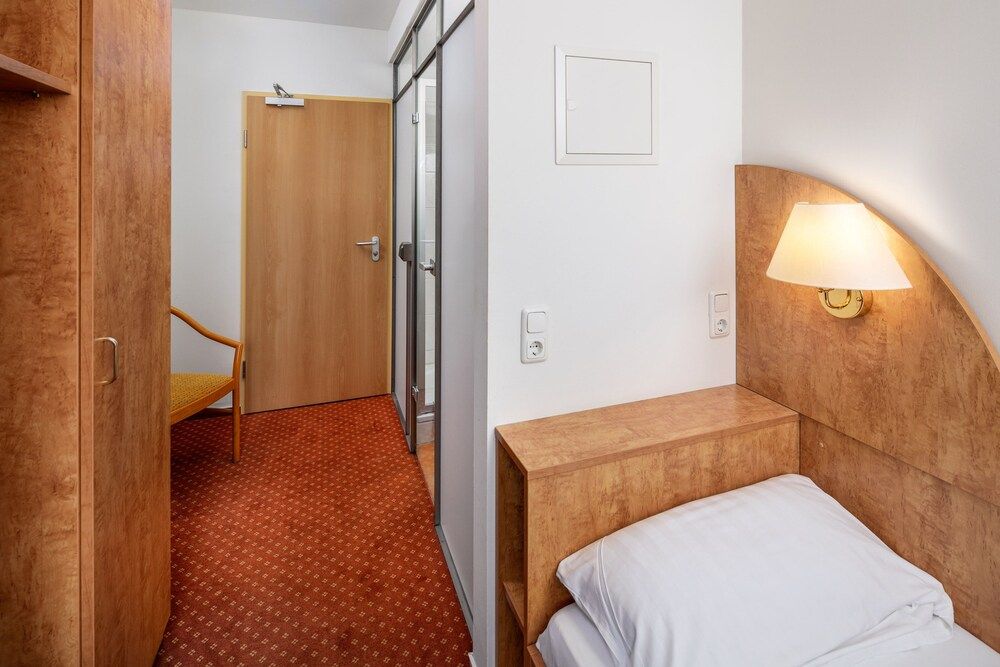 undefined Academy Lodge Boardinghouse 7