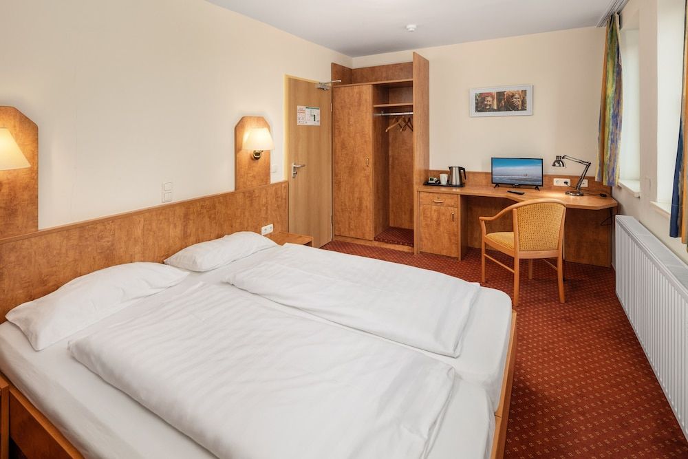 undefined Academy Lodge Boardinghouse 5