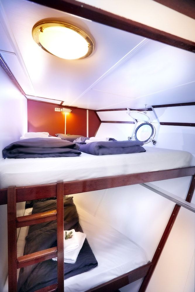 Segelschiff J.R. Tolkien Harbor View Cabin (deck hatch, fresh air) 3