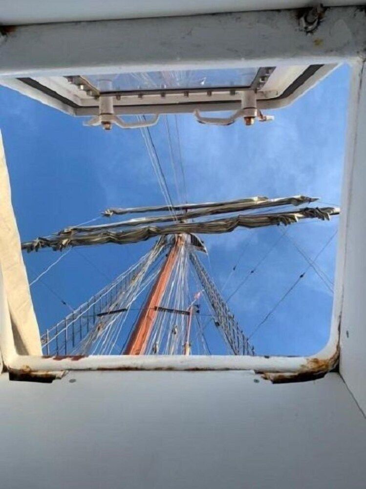 Segelschiff J.R. Tolkien Harbor View Cabin (deck hatch, fresh air) 6