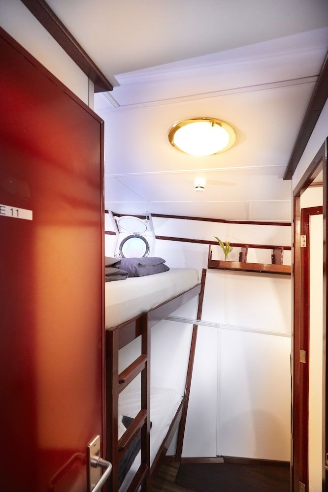 Segelschiff J.R. Tolkien Harbor View Cabin (deck hatch, fresh air) 2