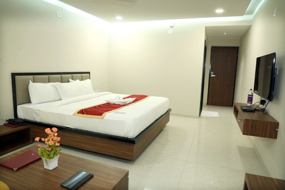 VOV Hotels Vijayapura Deluxe Room 6