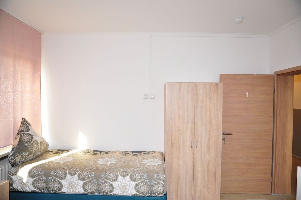 Economy Triple Room, Shared Bathroom (Nr. 1)