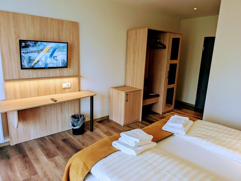 Hotel Tausendschön Deluxe Double Room, Private Bathroom 9