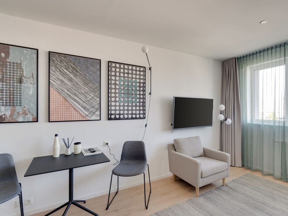 Limehome Darmstadt Suite L 8