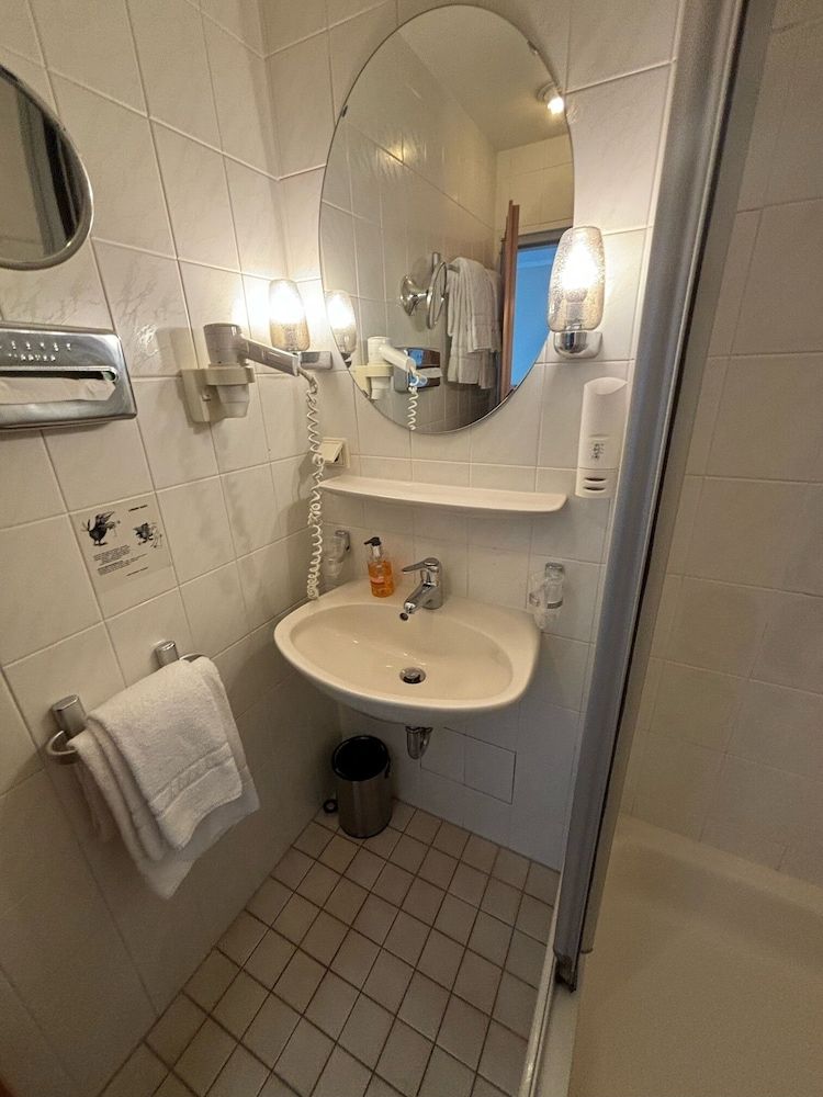 Hotel Schlangenbader Hof Family Triple Room 3