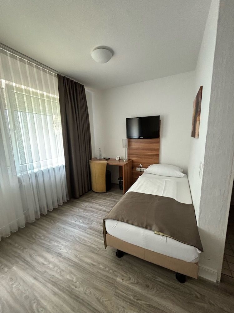 Hotel Schlangenbader Hof Family Triple Room 2