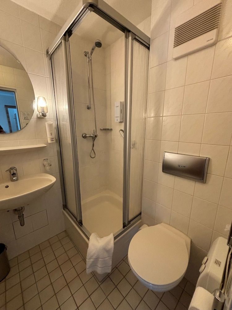 Hotel Schlangenbader Hof Family Triple Room 4