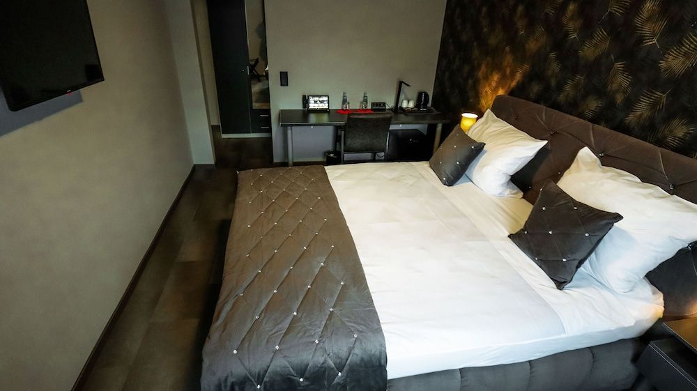 Dua Hotel Deluxe Double Room 7