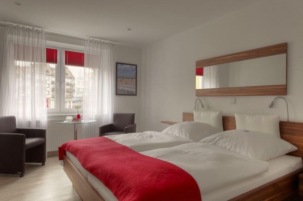 Double Room (Zimmer 4)