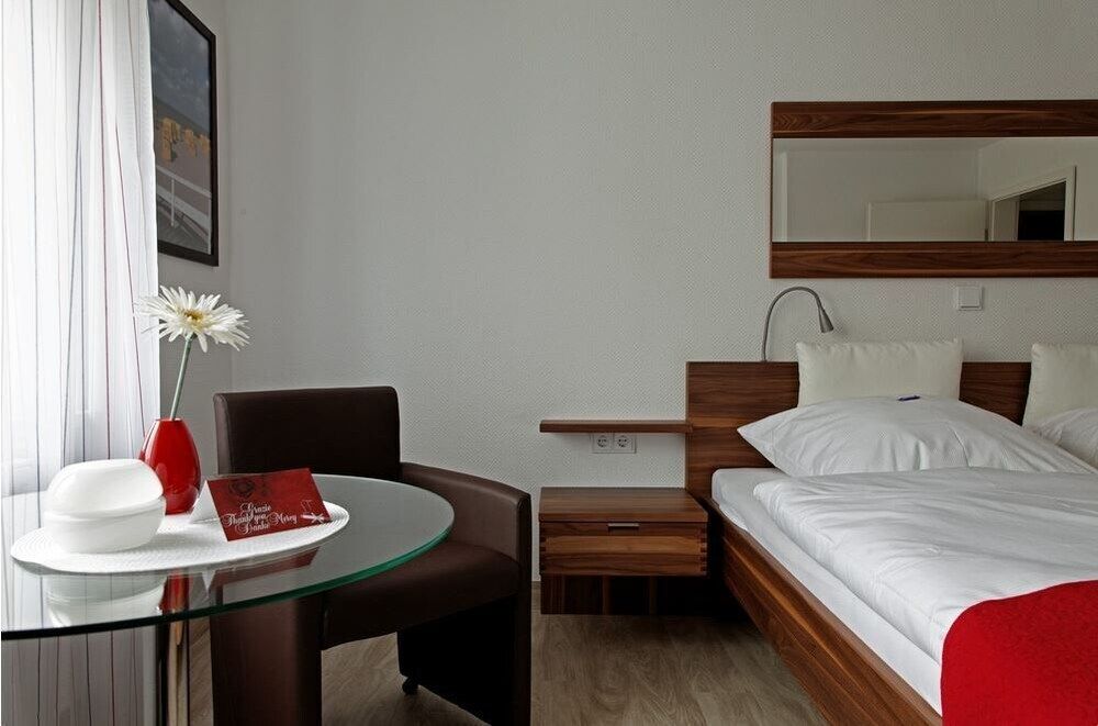 Double Room (Zimmer 4)