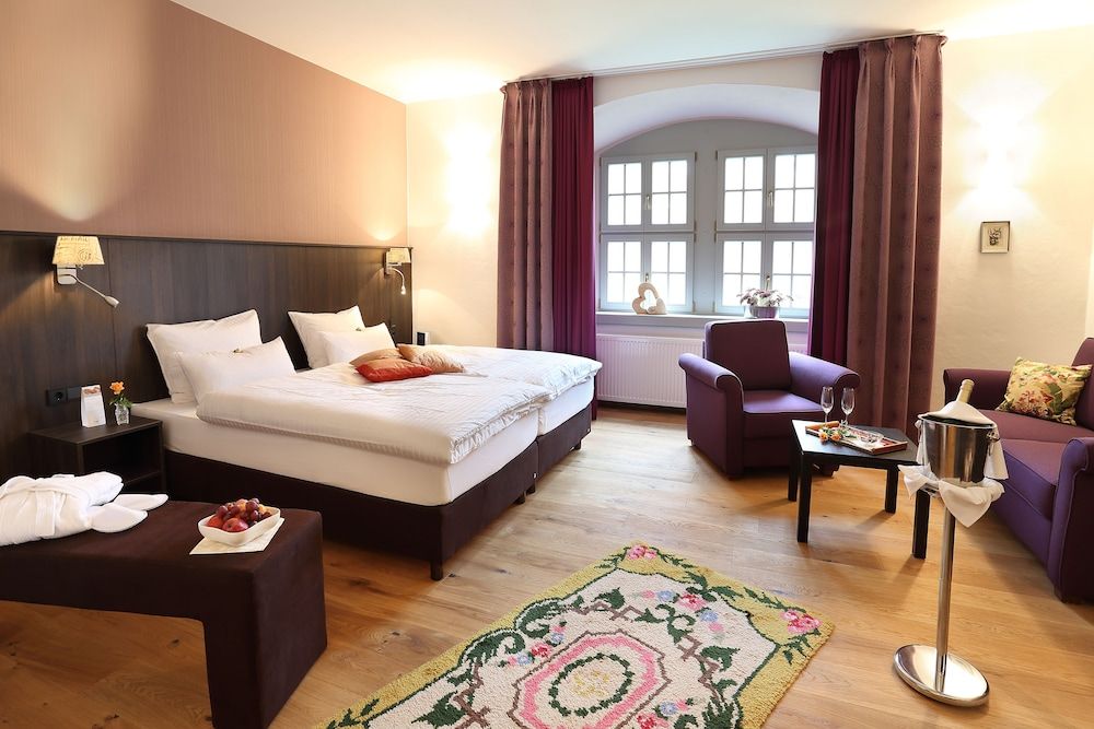 Junior Suite, 1 King Bed with Sofa bed, Garden View