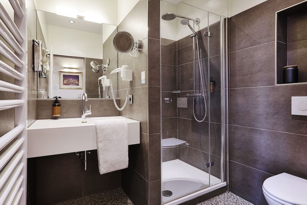 Hotel Wiener Botschaft Deluxe Double Room 8