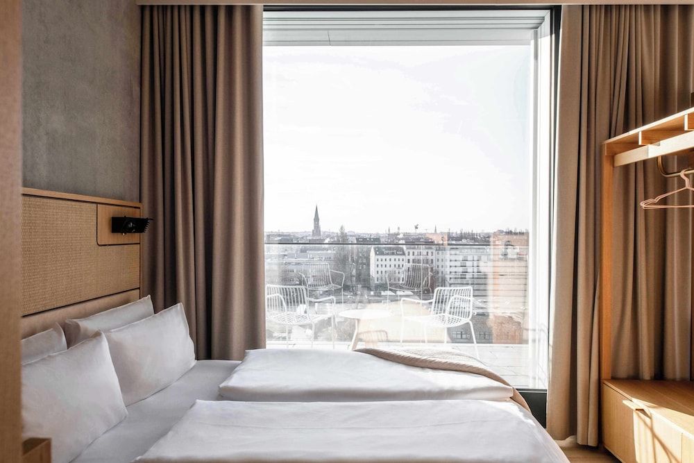 undefined Locke at East Side Gallery 9