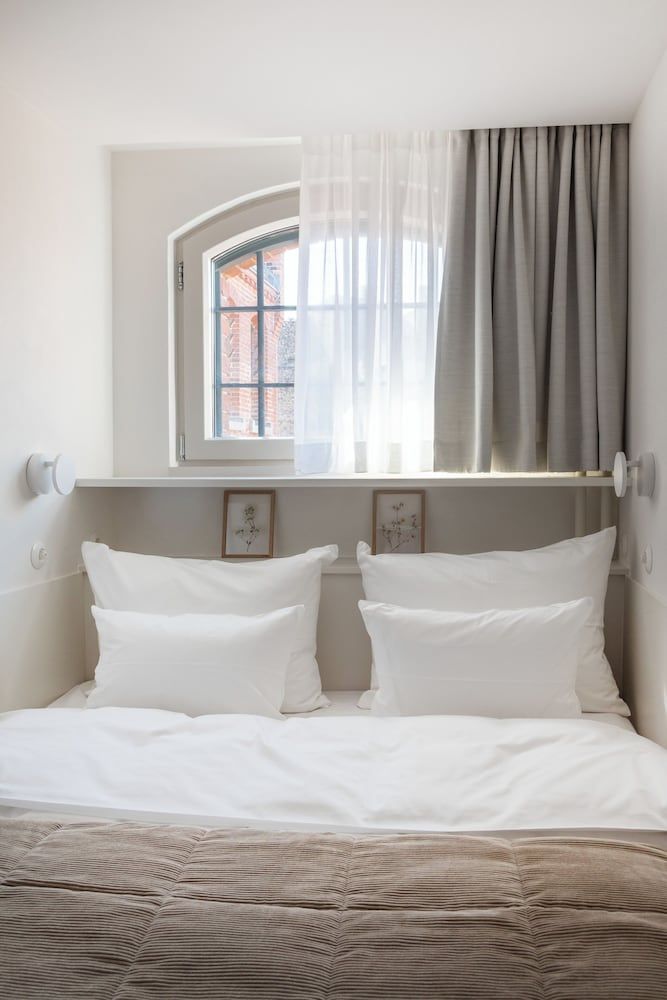 Wilmina Hotel Room (01 - Cosy) 2