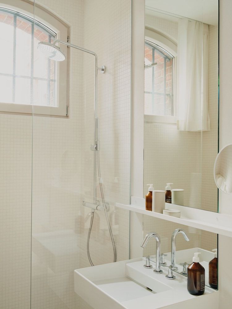 Wilmina Hotel Room (01 - Cosy) 3