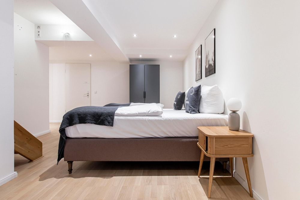 undefined Schoenhouse Berlin City Street 10