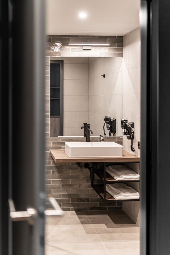 FreshSuites & Bar Basic Single Room, 1 Double Bed, Non Smoking 9