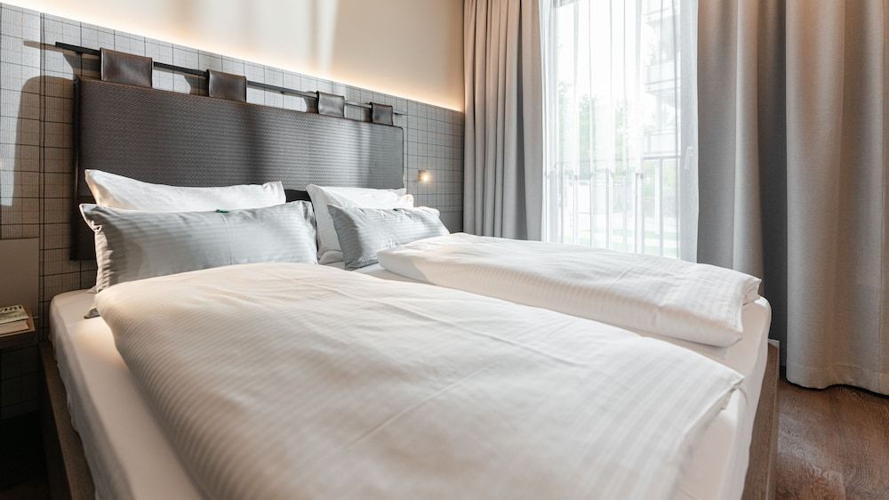 FreshSuites & Bar Superior Room, 1 King Bed, Non Smoking 4