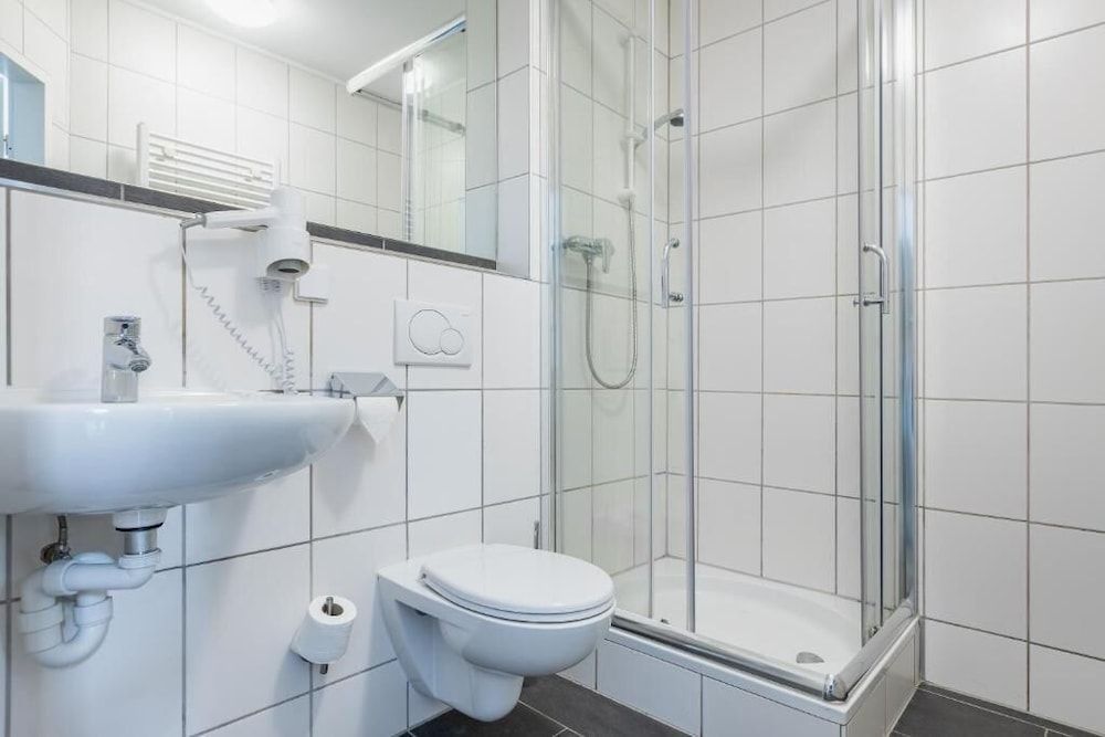 SMARTY Airport Cologne Hotel Basic Double Room 6