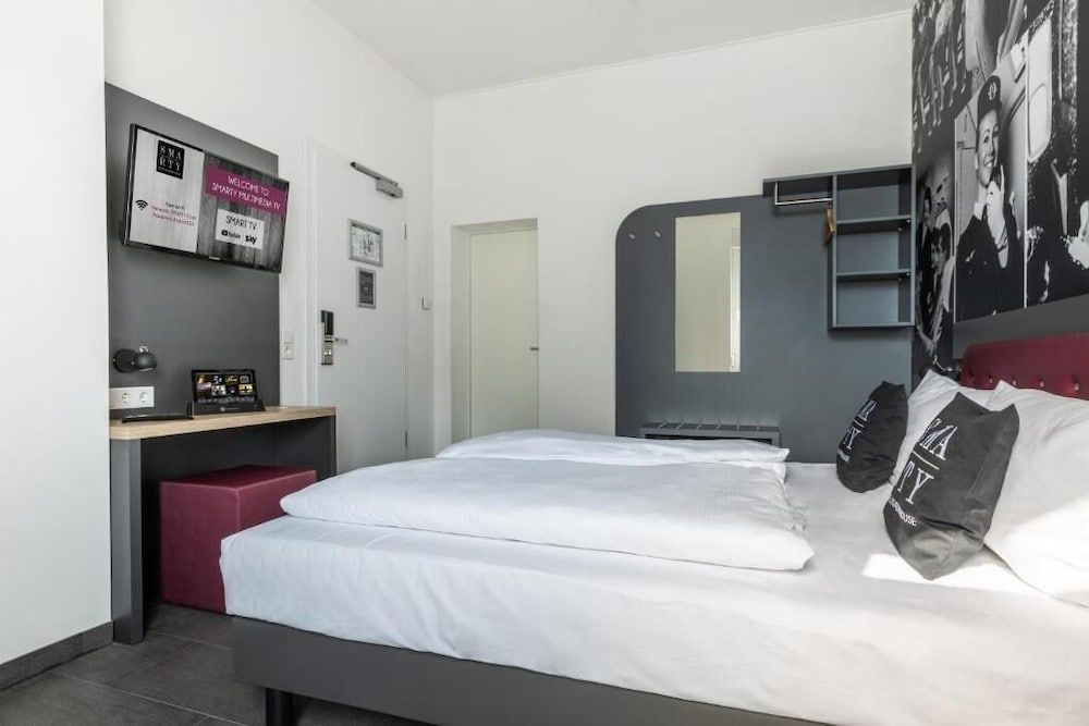 SMARTY Airport Cologne Hotel Basic Double Room 3