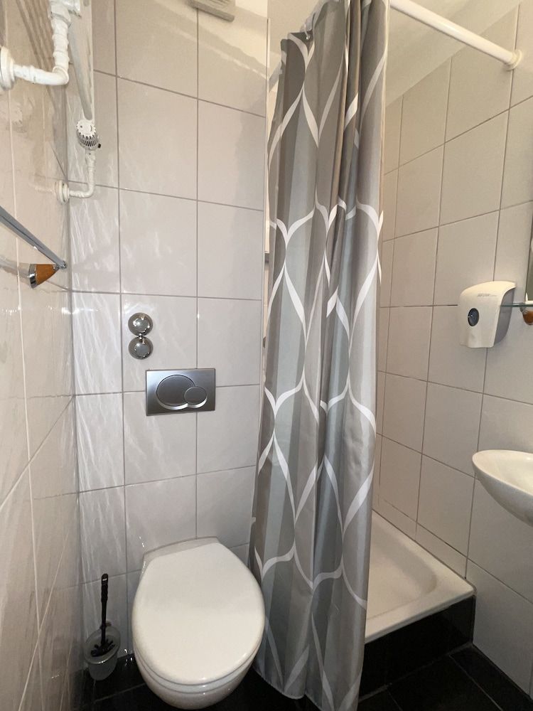 undefined Griffin Hotel am Neumarkt 3