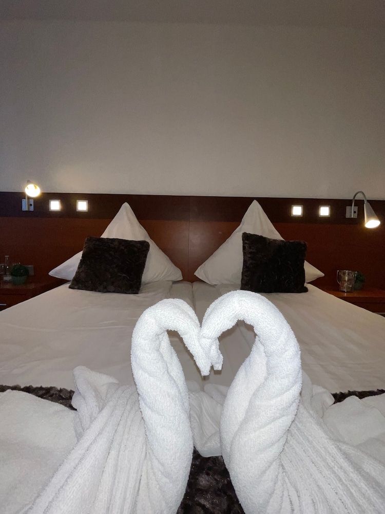 undefined Griffin Hotel am Neumarkt 4