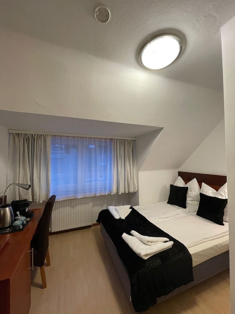 undefined Griffin Hotel am Neumarkt 8